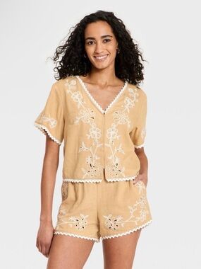 Universal Thread Beige Embroidered V-Neck Short Sleeve Set